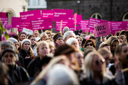 İzlanda’da kadınlar, eşit ücret ve güvenli işyerleri için işi bıraktı