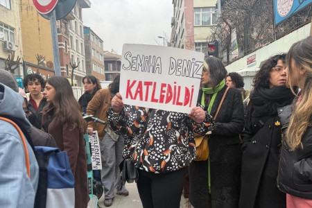 Kadınlar Semiha Deniz'in katledildiği okulun önünde buluştu