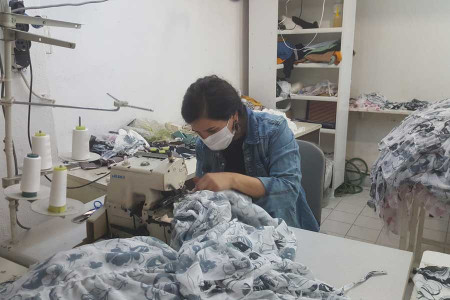 Tekstil işçisi Kadriye: Pandemi sürecinde özel terzilik yaptım, maskelere tel taktım