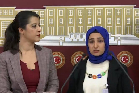EMEP Milletvekili Sevda Karaca kürsüyü Özak işçilerine verdi