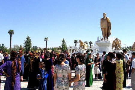 Türkmenistan'da kadınlara yeni yasak: 'dar' giyinmek, saç boyası, makyaj, estetik operasyon yasak
