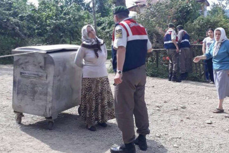 GÜNÜN İSYANI: Bozuk yolu kesen kadınlar