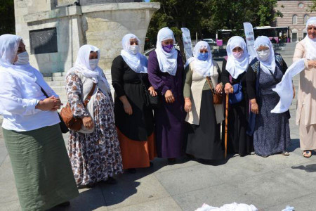 Barış Anneleri’nden beyaz tülbentli eylem: Barış mümkün