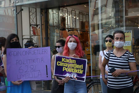 Denetimli serbestlikle salındı, ayrılmak istediği eşini öldürdü