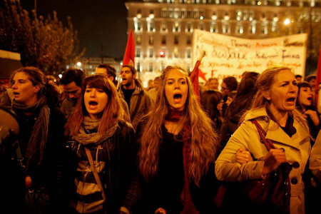 DÜNYA KADINLARI KRİZDE İŞTE BUNLARI YAŞADI: İşsizlik, açlık, fuhuş, göç...